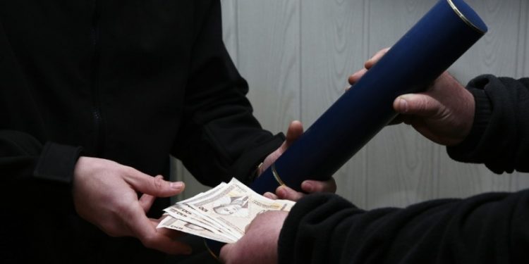 OBRAZOVANJE NA PRODAJU: Diplome za srednje i visoko obrazovanje kupuju se po cijeni od 3 do 18 hiljada maraka!