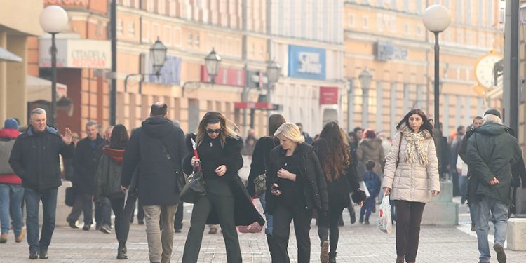 ZAŠTO SE FUNKCIONERI NE PLAŠE NARODA Političari lako obećavaju, a građani brzo zaboravljaju