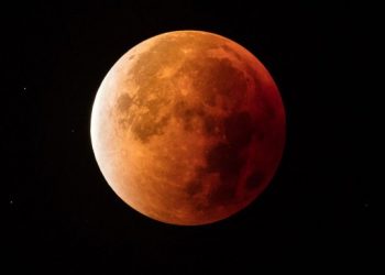 Zadivljujuće: Mesec i Zemlja “zarobljeni” u jednom kadru