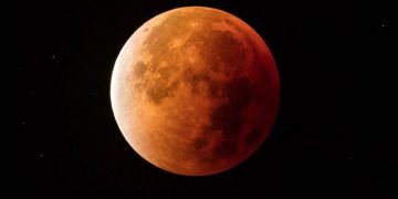 Zadivljujuće: Mesec i Zemlja “zarobljeni” u jednom kadru