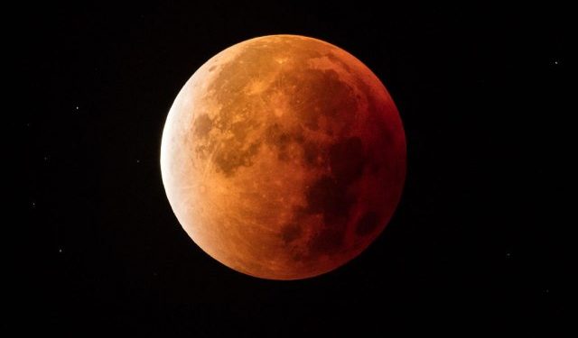 Zadivljujuće: Mesec i Zemlja “zarobljeni” u jednom kadru