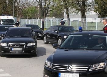 NAJDRAŽI DODIKOV DILER OPREMA I MUP RS : Lukač naručio limuzine vrijedne 160 hiljada KM!